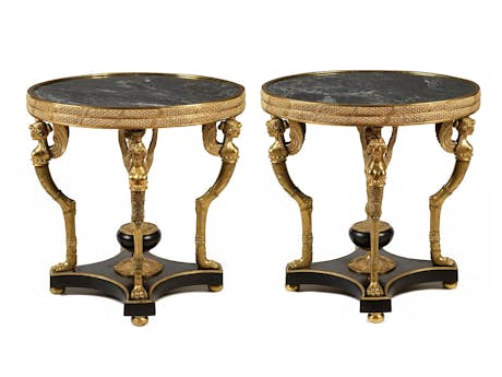 Zwei Tische im Empire-Stil